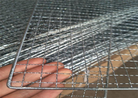 Jednowarstwowy grill z karbowanej siatki drucianej z kwadratowym otworem w kształcie prostokąta